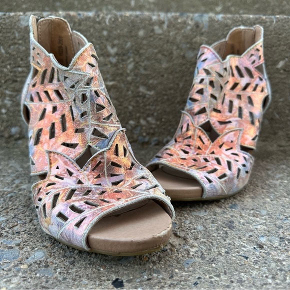 L'Artiste Amora Hand Painted Leather Peep Toe Laser Cut Bronze Sandal - Picture 1 of 10